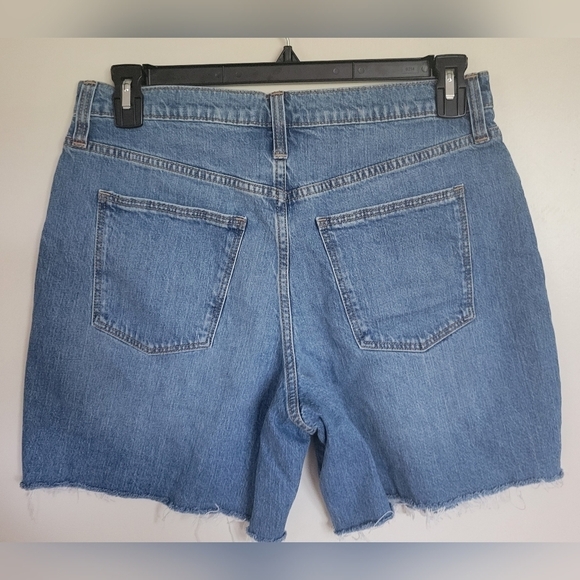 Universal Threads Women's Vintage Bermuda Frayed Hem Denim Shorts Size 10 - Picture 2 of 4
